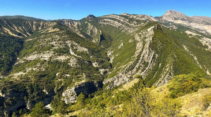 Panorama sur le vélodrome d’Esclangon avec la lame de Facibelle au milieu