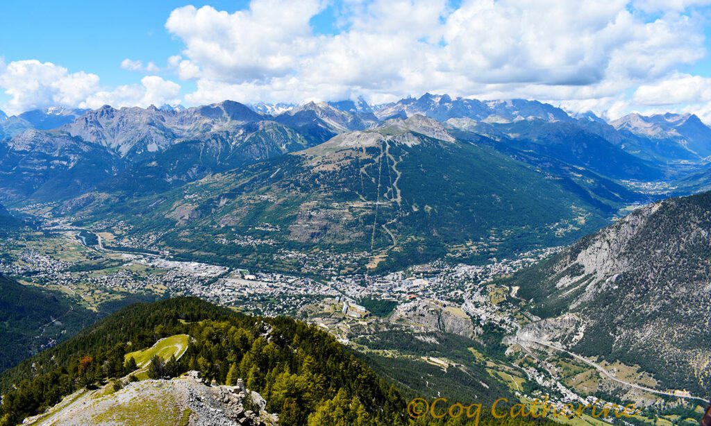 Panorama sur Briançon et la vallée de la Durance sur la rando pour le fort de l’Infernet