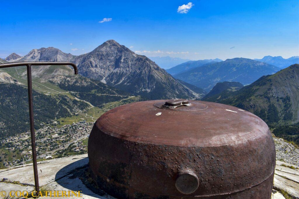 la cloche du fort Maginot du Janus et le Mont Chaberton