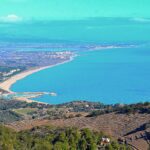 vue depuis les hauteurs sur la ville, le port et la grande plage d’Argelès sur mer