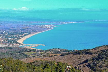 vue depuis les hauteurs sur la ville, le port et la grande plage d’Argelès sur mer