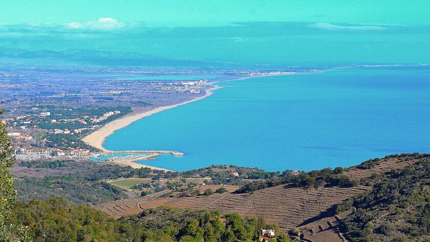 vue depuis les hauteurs sur la ville, le port et la grande plage d’Argelès sur mer