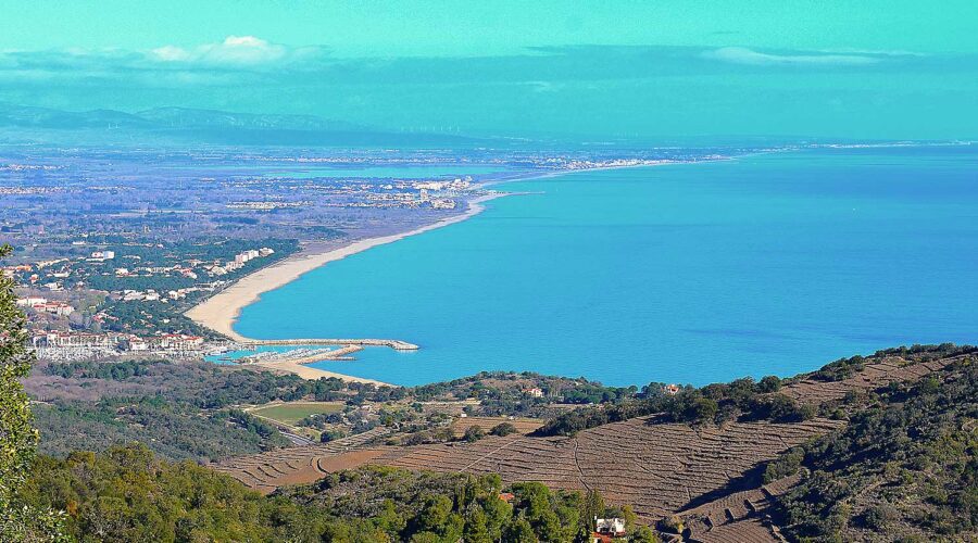 vue depuis les hauteurs sur la ville, le port et la grande plage d’Argelès sur mer