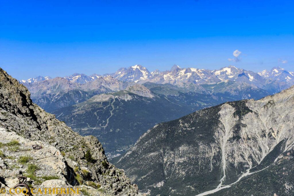 Panorama sur le massif des Ecrins avec des glaciers depuis le fort Maginot du Janus