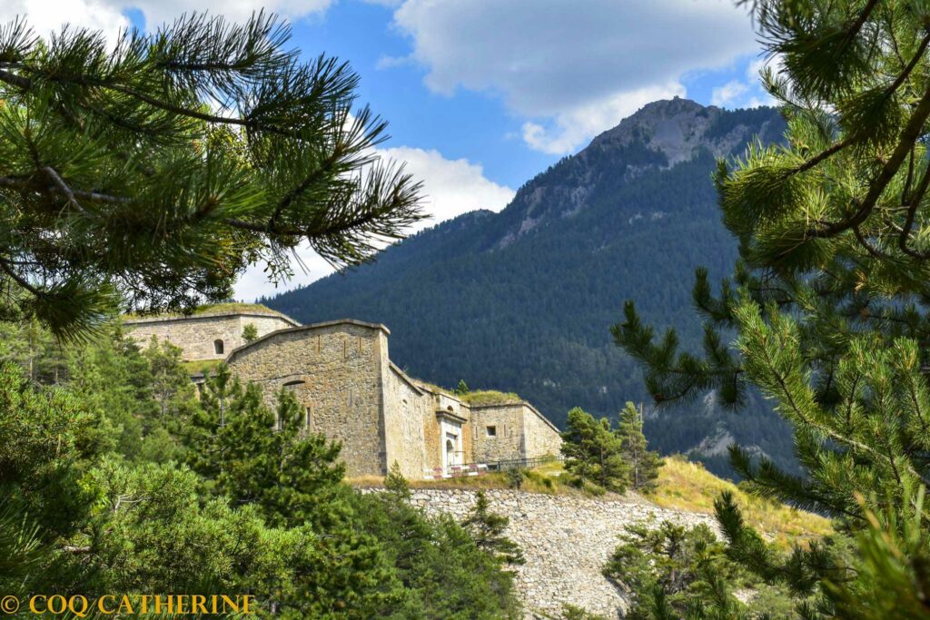 L’extérieur du fort des Salettes entre les arbres