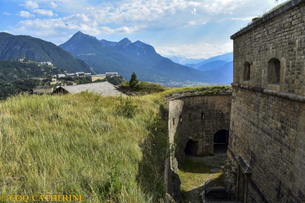 Le fossé entre la redoute des Salettes et la galerie de contre escarpe vec les montagnes