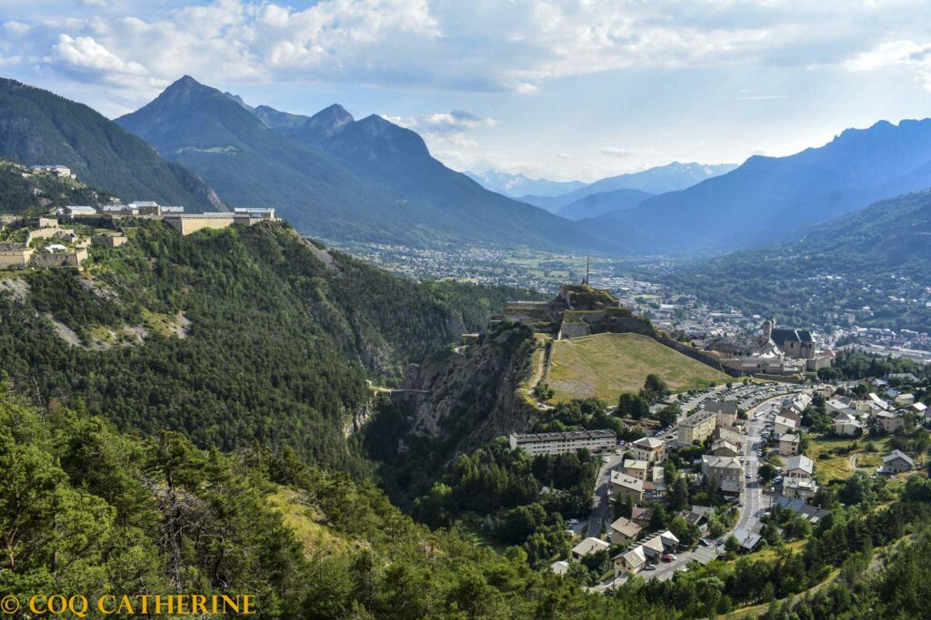 Panorama sur les forts de Briançon, des Trois-Têtes, du Randouillet dans la montagne