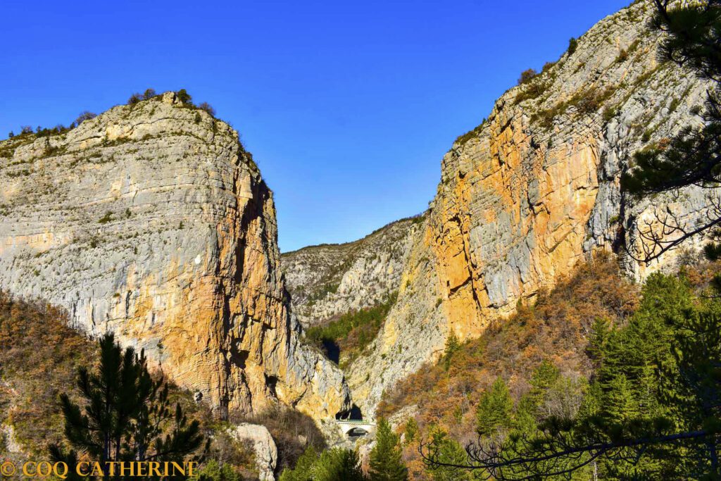 Les falaises verticales de la Clue de Peroué et la rivière dans la vallée du Bès