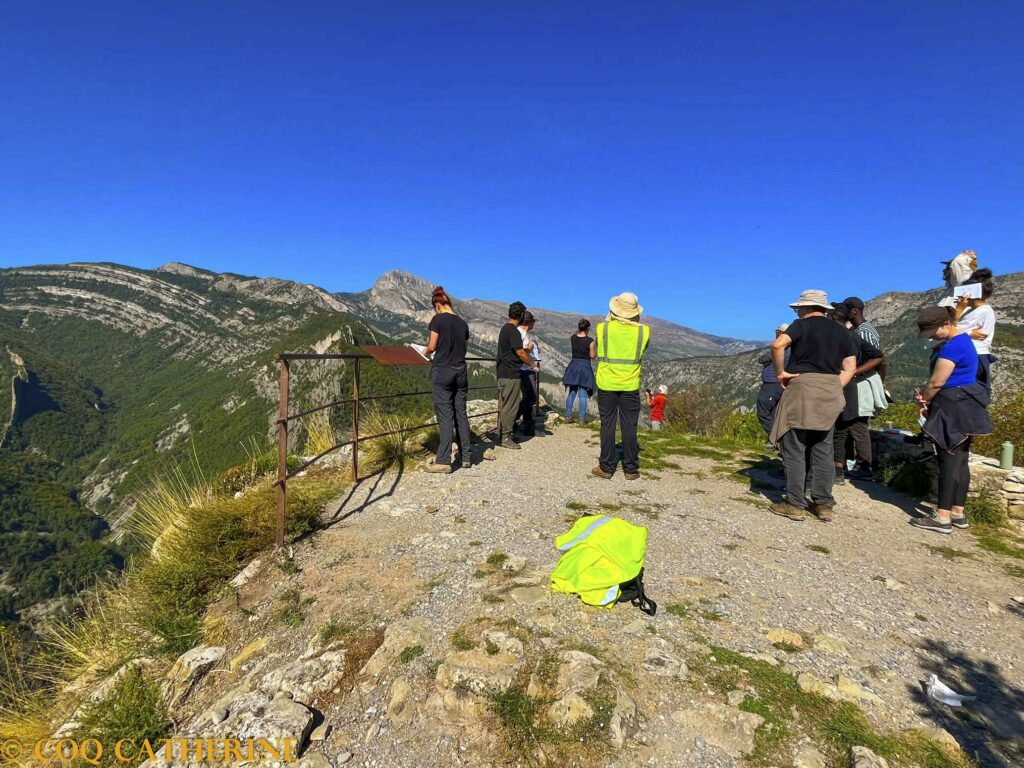 un groupe d’étudiants au belvédère sur le vélodrome d’Esclangon