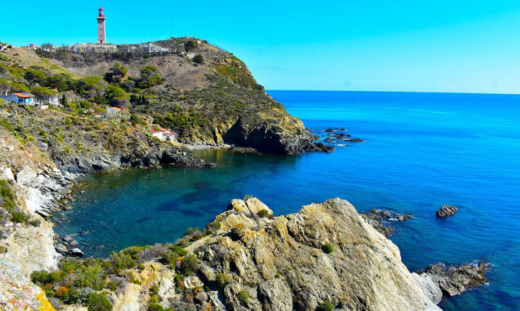 un phare sur la côte Vermeille pour une balade 