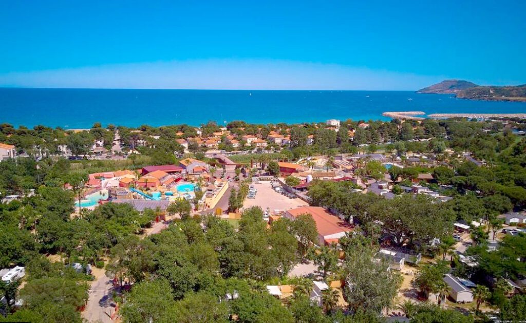 un camping avec des piscines entre les arbre la mer