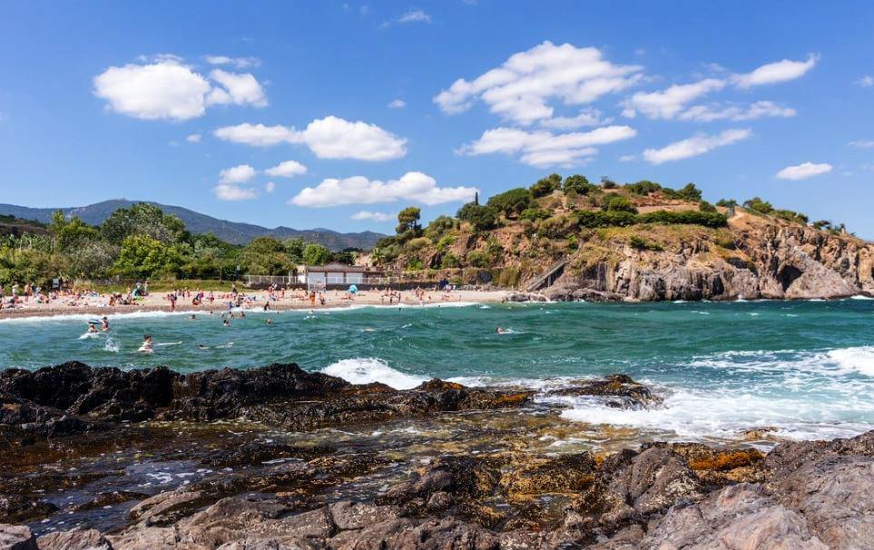 les criques à Argelès sur mer avec les rochers de bord de mer