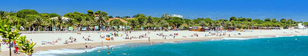 des personnes sur la plage de sable blanc d’Argelès sur mer