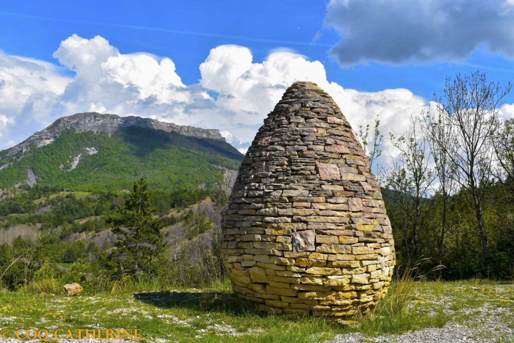 Une autre sentinelle de pierre est une œuvre d’art d’Andy Goldsworthy, sur les chemins de Hautes Provences