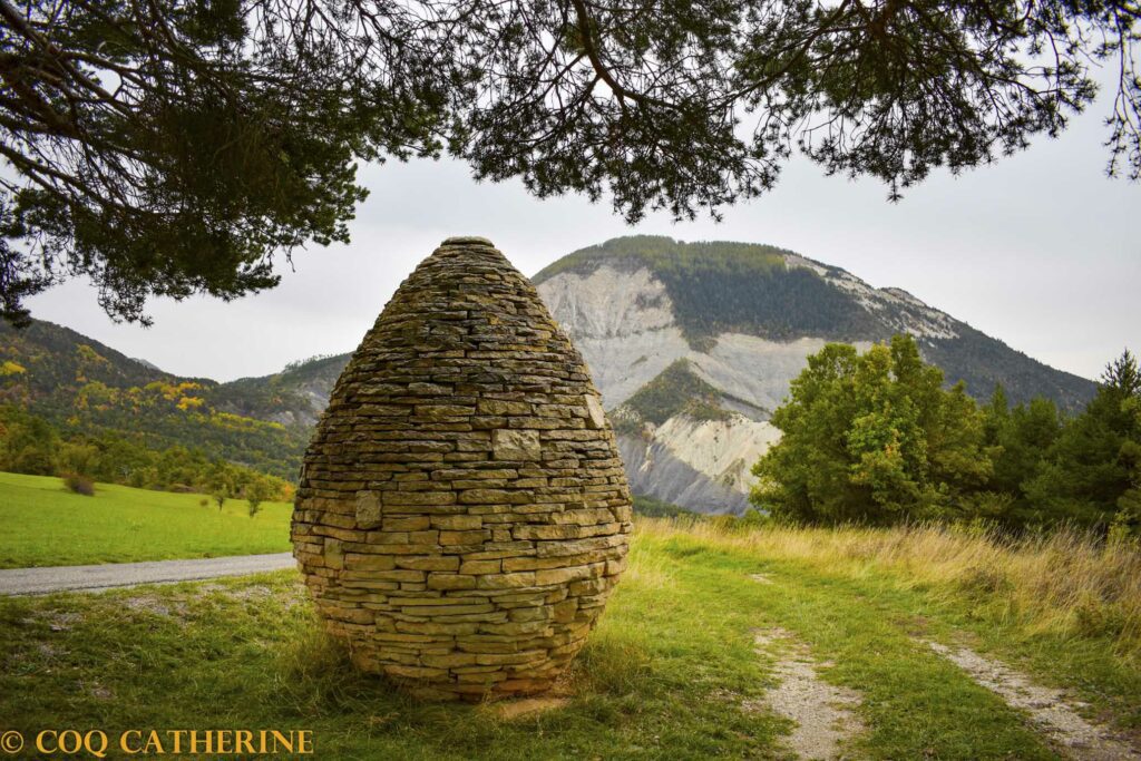 La sentinelle de pierre est une œuvre d’art d’Andy Goldsworthy, sur les chemins de Hautes Provences