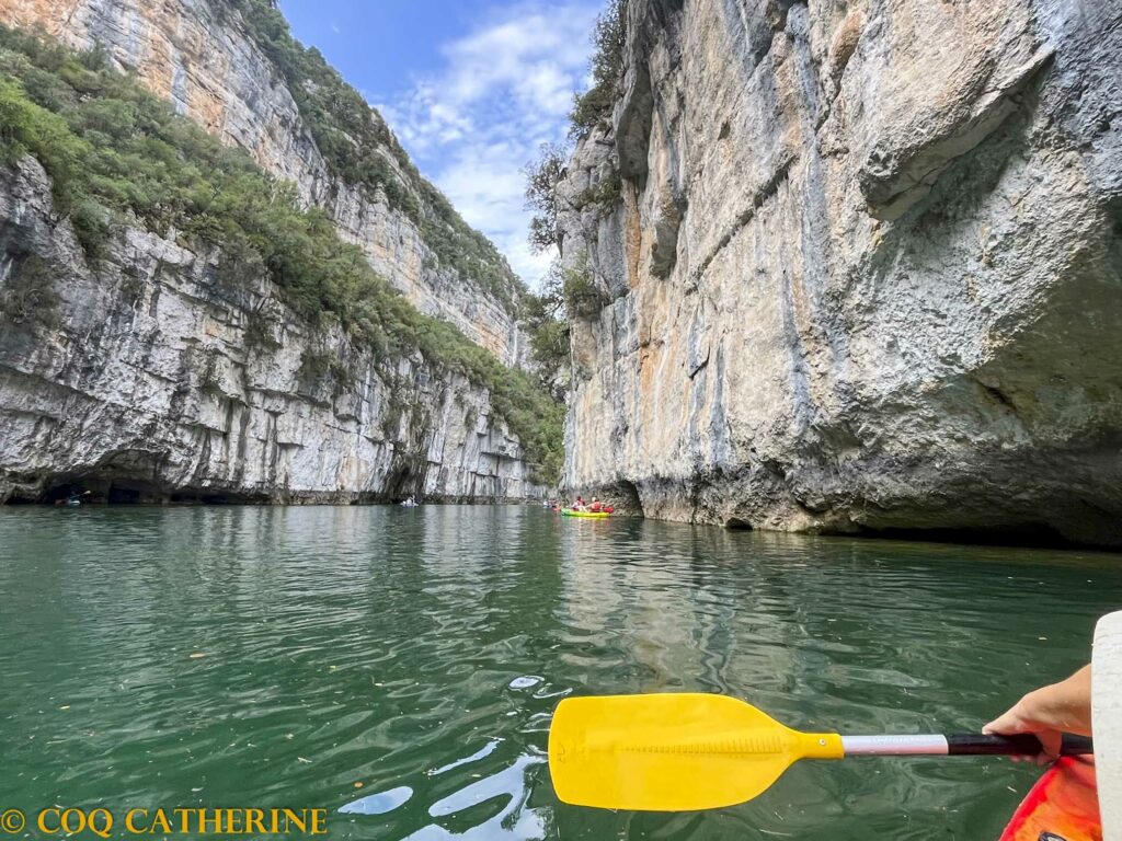 dans le canoë kayak dans les gorges de Baudinard avec les falaises avec une rame