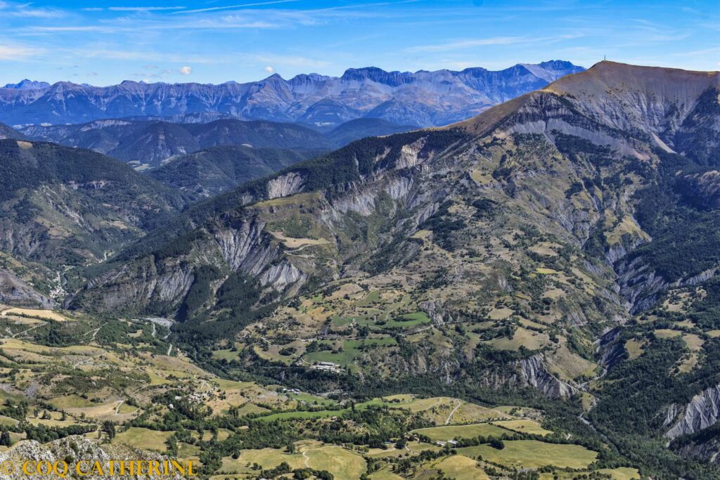 Depuis les Cloches de Barles, panorama sur les montagnes du Blayeul et l’Estrop avec les champs