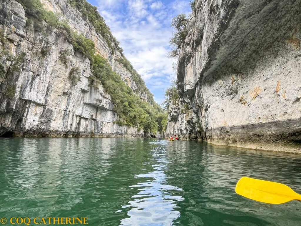 dans le canoë kayak dans les gorges de Baudinard avec une rame et dans les falaises