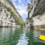 dans le canoë kayak dans les gorges de Baudinard avec une rame et dans les falaises