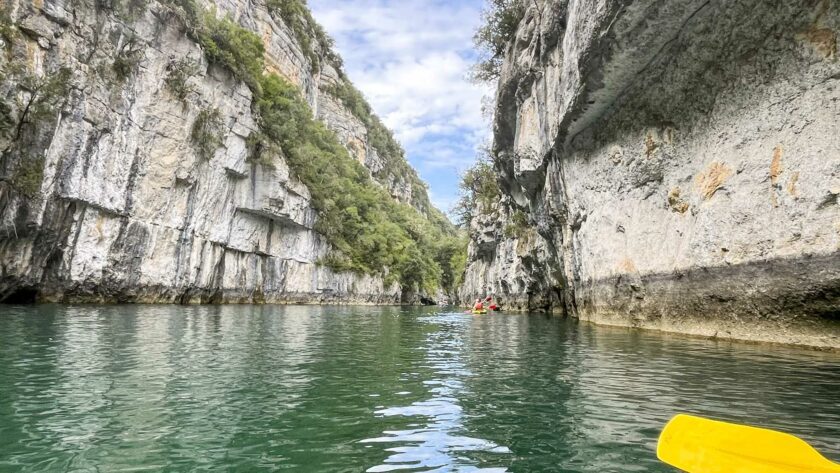 dans le canoë kayak dans les gorges de Baudinard avec une rame et dans les falaises