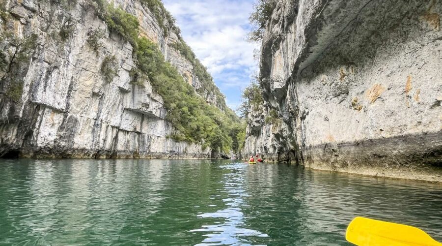 dans le canoë kayak dans les gorges de Baudinard avec une rame et dans les falaises