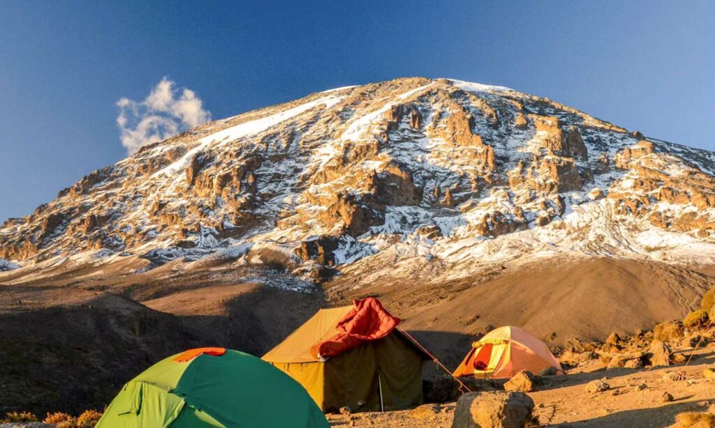 des tentes en montagne sur le chemin du trek en Tanzanie