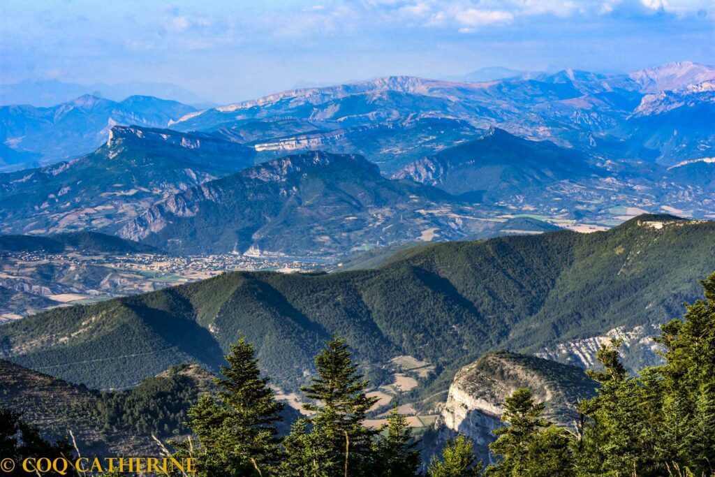 Panorama sur Sisteron et les Préalpes de Digne depuis le chemin de la montagne de Lure