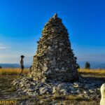 Panorama sur le Cairn 2000 de la Montagne de Lure avec une famille