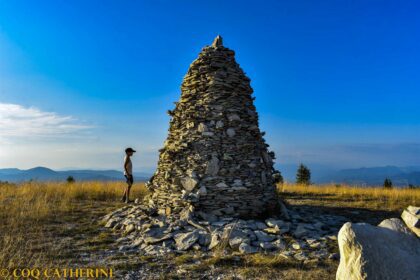 Panorama sur le Cairn 2000 de la Montagne de Lure avec une famille