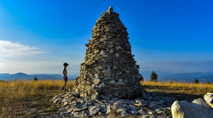 Panorama sur le Cairn 2000 de la Montagne de Lure avec une famille