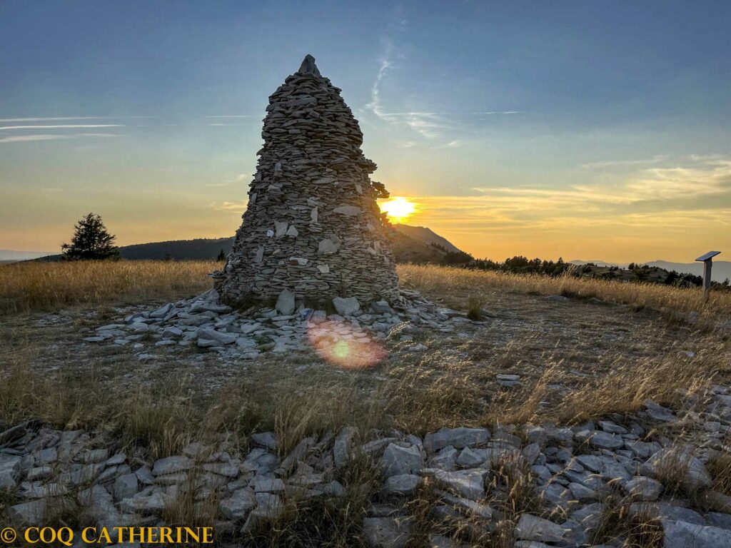 Panorama sur le Cairn 2000 de la Montagne de Lure au coucher du soleil