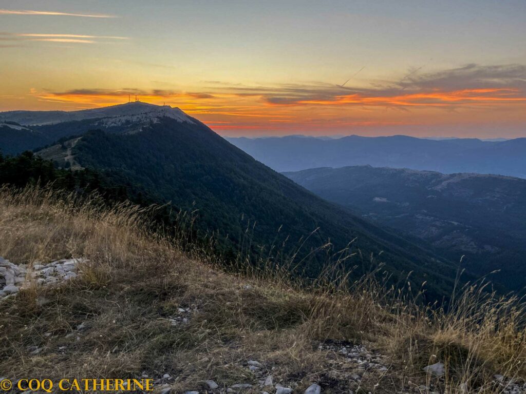 Coucher de soleil sur la montagne de Lure avec le panorama sur les montagnes