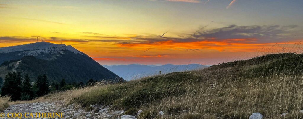 Coucher de soleil sur la montagne de Lure avec le chemin de Cairn 2000