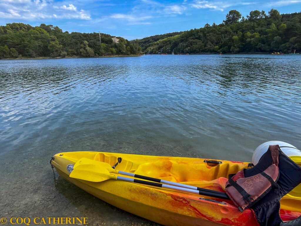 un kayak sur le lac de Montpezat