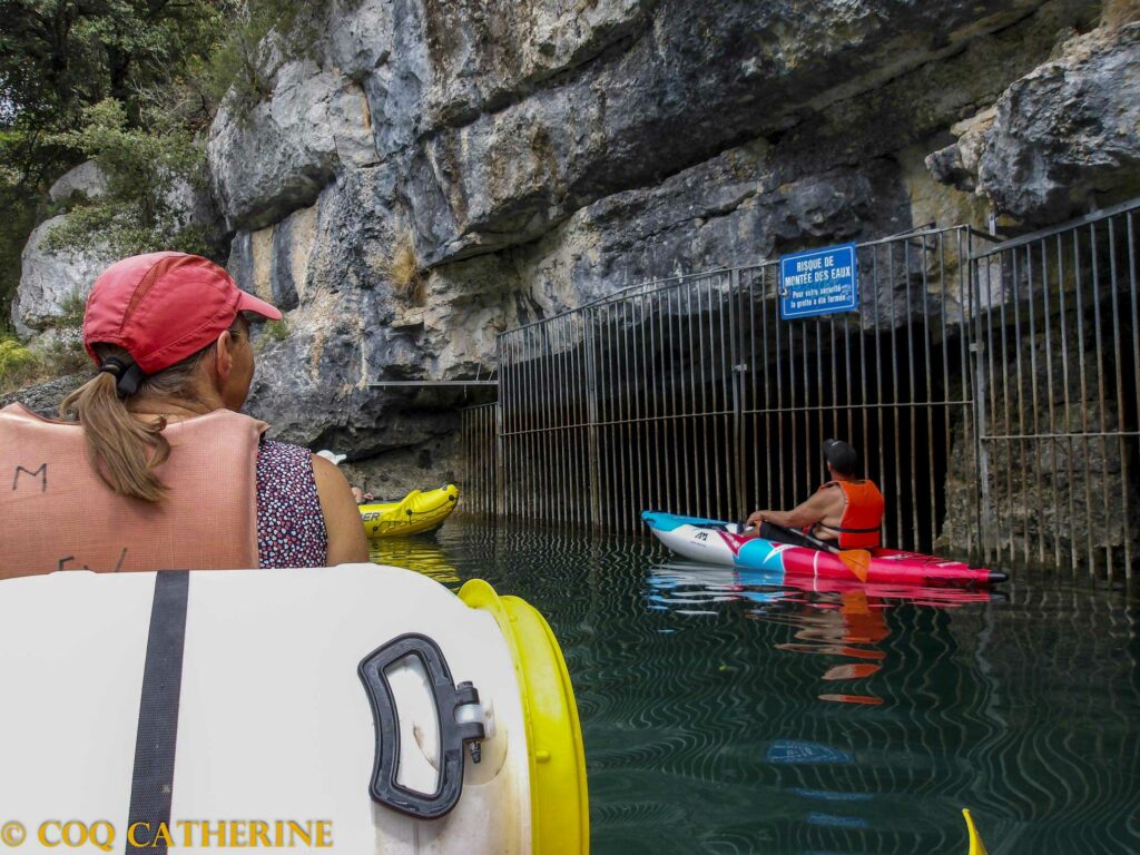 une femme dans le canoë kayak dans les gorges de Baudinard avec la grille de la grotte église