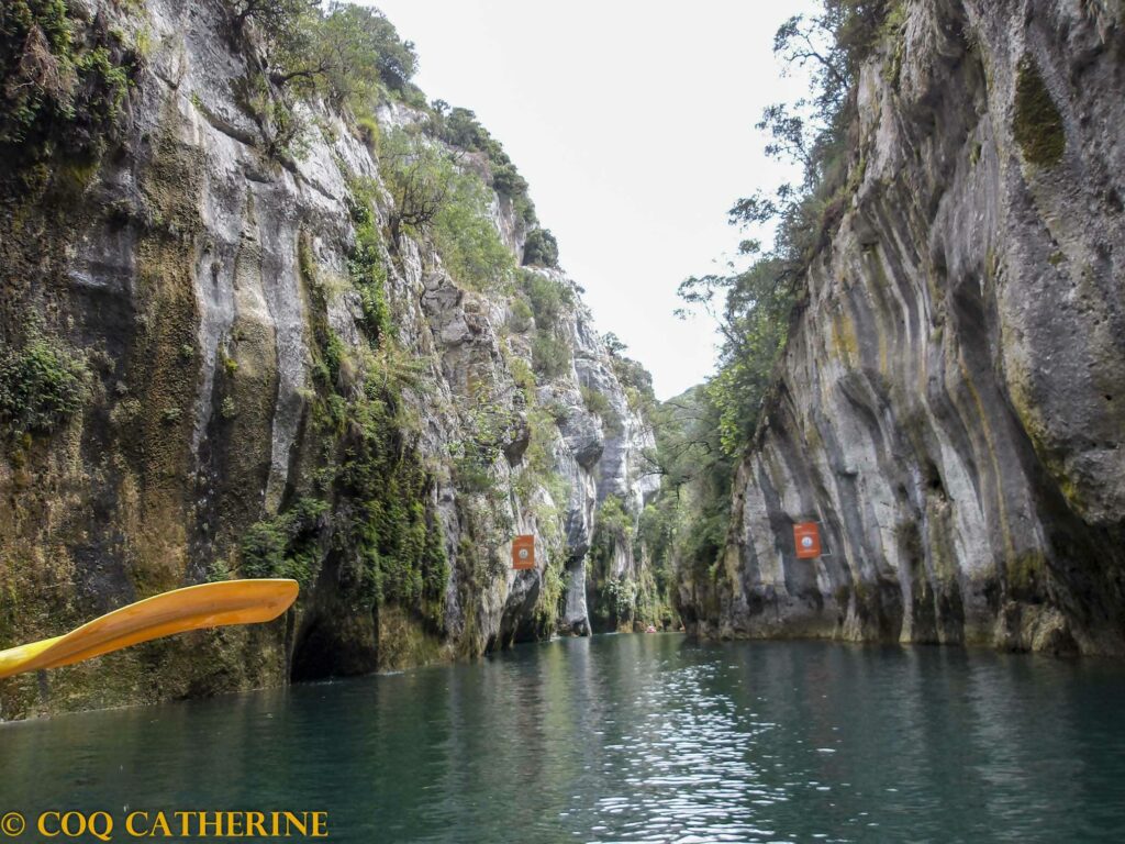 entre les falaises dans le canoë kayak dans les gorges de Baudinard avec une rame