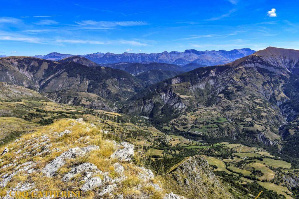 Depuis les Cloches de Barles, panorama sur les montagnes du Blayeul et l’Estrop avec les champs