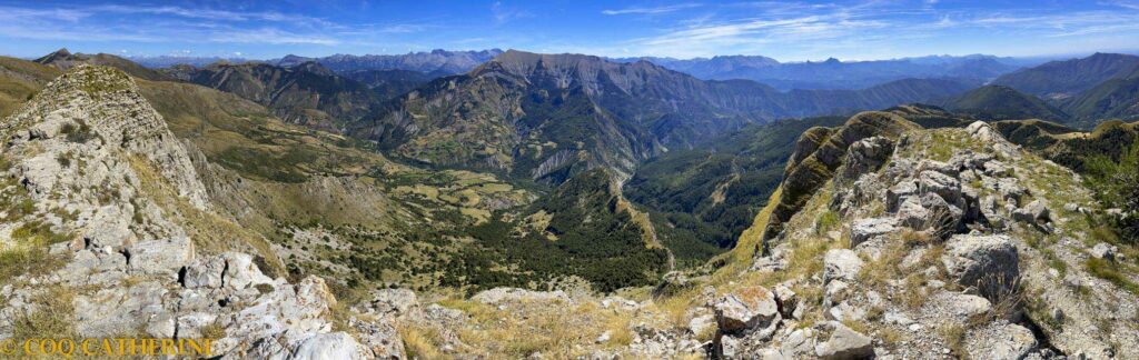 Depuis les Cloches de Barles, panorama sur les montagnes du Blayeul et l’Estrop avec les montagnes