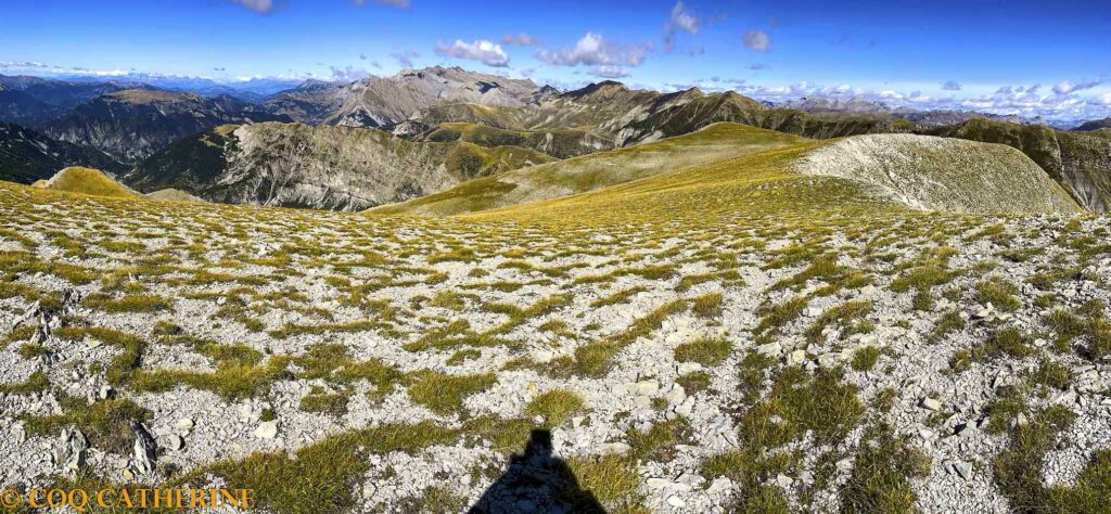 Panorama sur le massif de l’Estrop avec les pierriers de la Montagne de Boules au sol