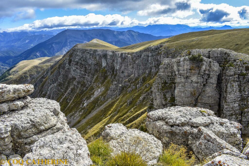 Depuis le sommet de Coste Belle, panorama sur les Monges et le Blayeul