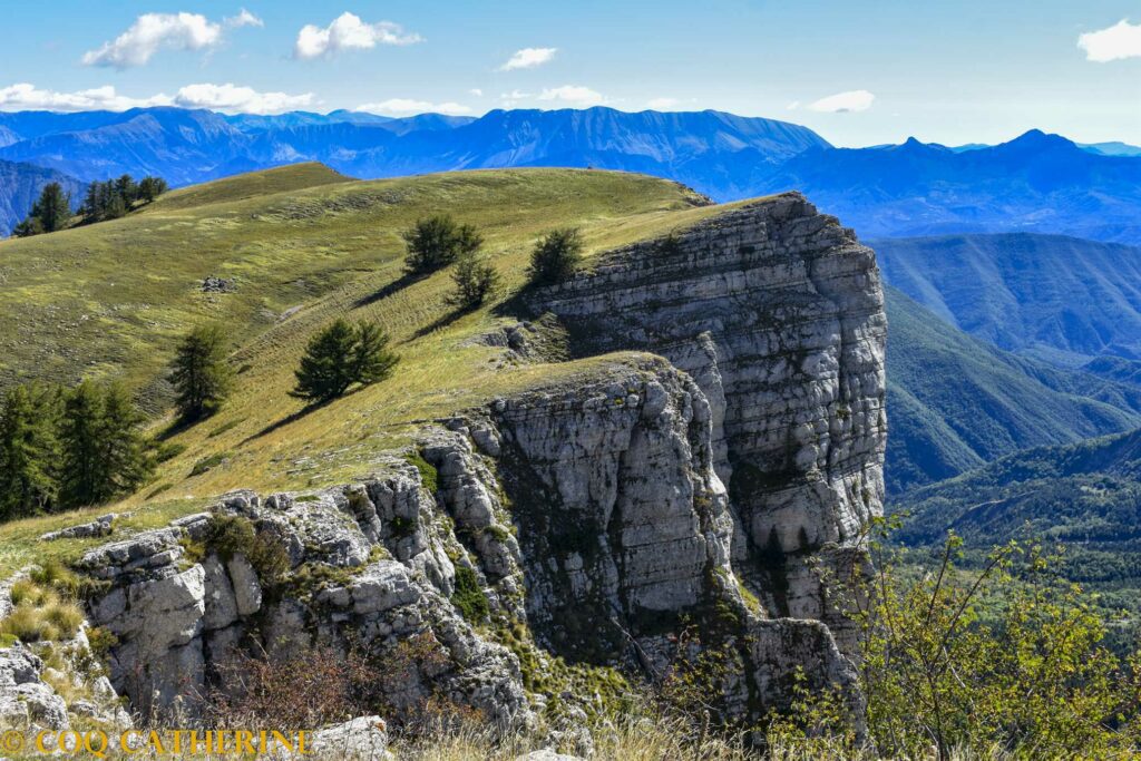 Panorama sur les montagnes et les falaises du haut de la Crête de Géruen