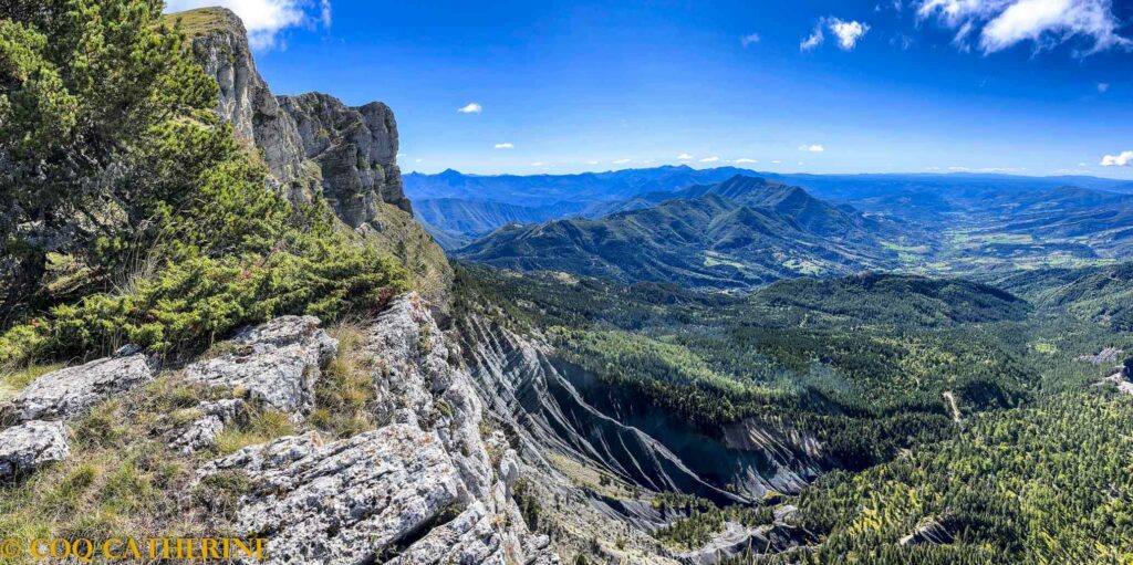 Panorama sur les montagnes et les falaises de la Crête de Géruen