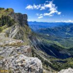 Panorama sur les montagnes du haut des falaises de la Crête de Géruen