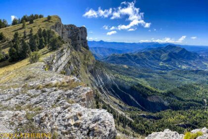 Panorama sur les montagnes du haut des falaises de la Crête de Géruen