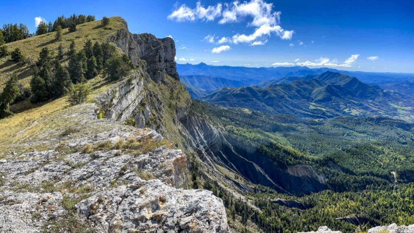 Panorama sur les montagnes du haut des falaises de la Crête de Géruen