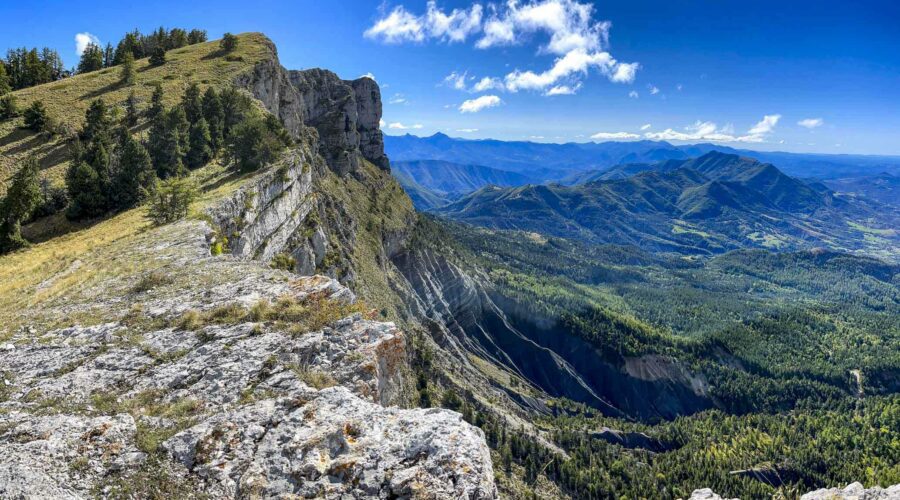 Panorama sur les montagnes du haut des falaises de la Crête de Géruen