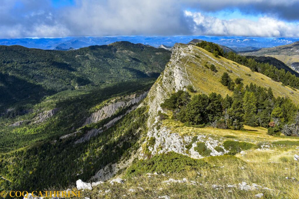 Panorama sur les montagnes et les falaises de la Crête de Géruen