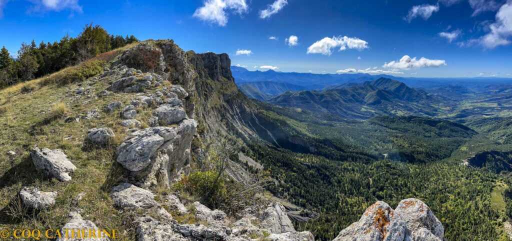 Panorama sur les montagnes et les falaises de la Crête de Géruen