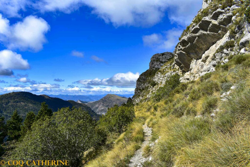 sur le sentier sous les falaises de la Crête de Géruen