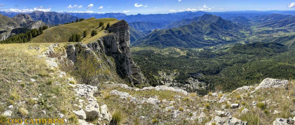 Panorama sur les montagnes et les falaises de la Crête de Géruen